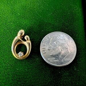 💐Solid 14k Mother & child pendant  - gorgeous!